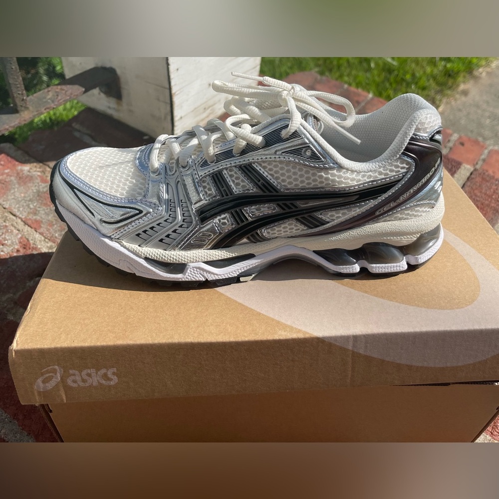 ASIC GEL-KAYANO 14. Cream, Black Metallic Plum. New in box